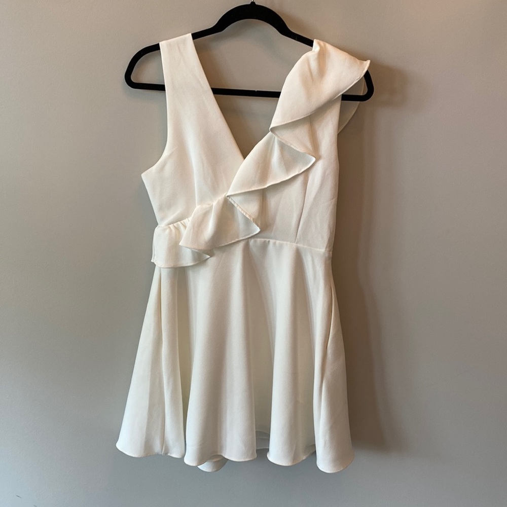 Great quality white mini ruffles short dress with pockets